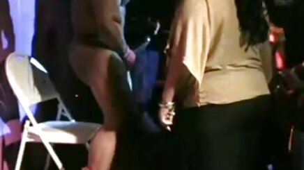 Düz göğüsleri ve yapay penis kullanır, lezbiyenler türk